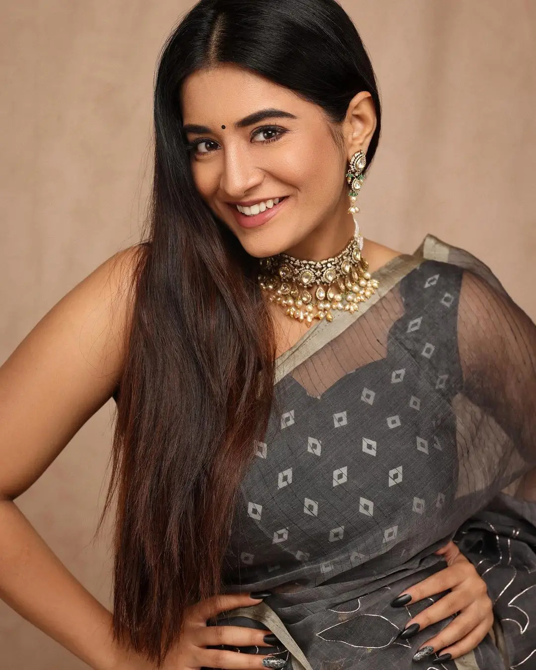 Rashi Singh in Black Saree Sleeveless Blouse